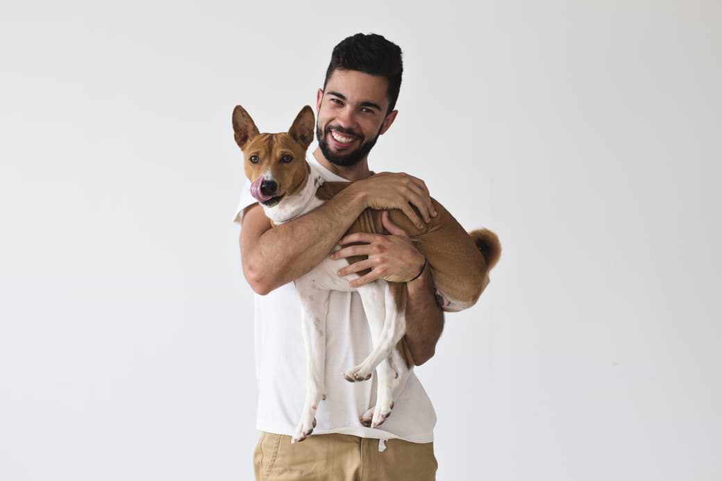 Mann hält Hund