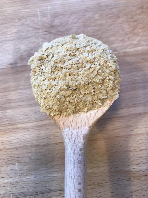 Bierhefe auf einem Holzlöffel