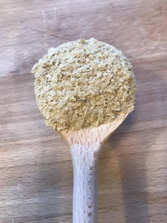 Bierhefe auf einem Holzlöffel