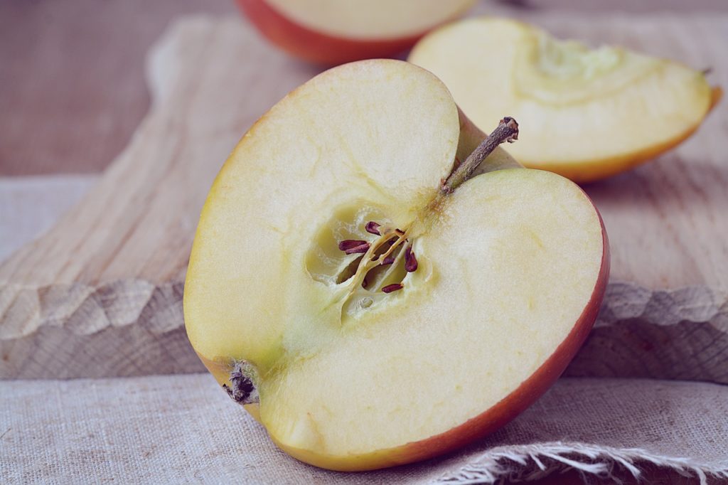 durchgeschnittener Apfel mit Kerngehäuse